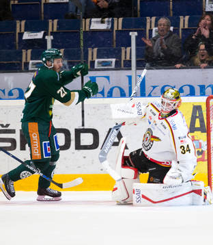 Färjestads John Persson firar mål 4-0 medan Luleås