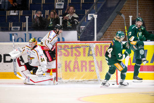 Färjestads John Persson firar mål 4-0 med Rasmus Asplund