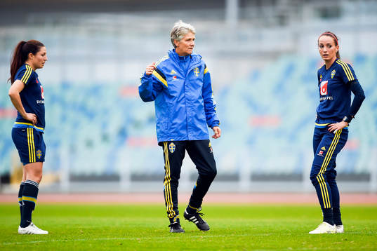 Sveriges Josefin Johansson, förbundskapten Pia Sundhage