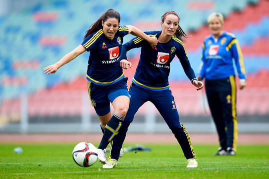 Sveriges Josefin Johansson och Kosovare Asllani