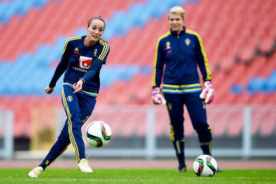 Sveriges Kosovare Asllani och målvakt Emelie Lundberg