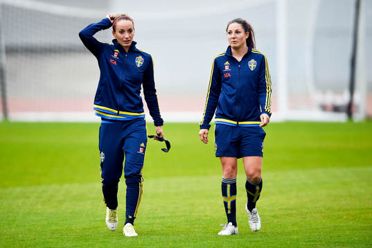 Sveriges Kosovare Asllani och Josefin Johansson