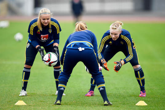 Sveriges målvakt Hilda Carlén och målvakt Hedvig Lindahl