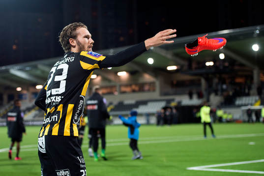 Häckens Simon Sandberg kastar upp sin sko till publiken