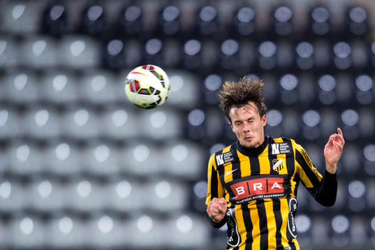 Häckens Niels Vorthoren nickar en boll