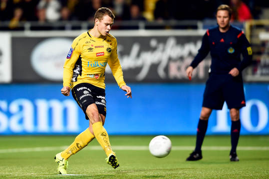 Elfsborgs Viktor Claesson chippar in 3-1 på straff