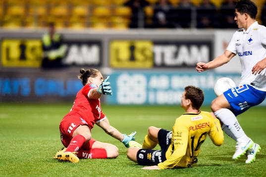 Norrköpings målvakt David Mitov Nilsson gör en räddning