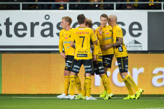 Elfsborgs Viktor Claesson klappas om