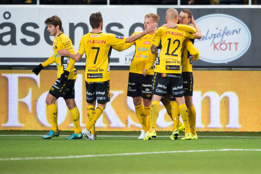 Elfsborgs Viktor Claesson jublar ihop med övriga spelare