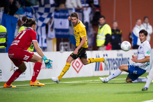 Elfsborgs Marcus Rohdén tar sig förbi Norrköpings