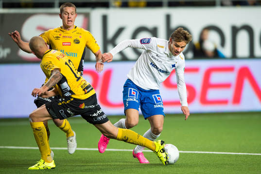 Norrköpings Christoffer Nyman tar sig förbi Elfsborgs