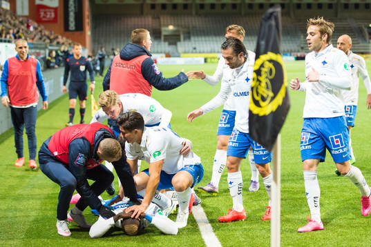 Norrköpings Alhaji Kamara klappas om av spelarna