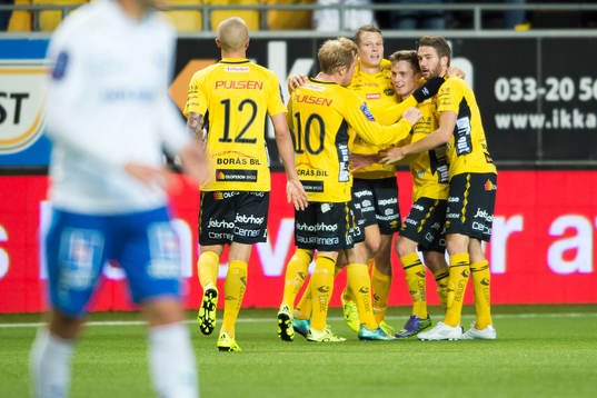 Elfsborgs Viktor Claesson jublar tillsammans övriga spelare