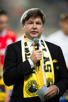 Elfsborgs ordförande Bo Johansson håller tal för Klas