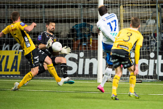 Elfsborgs målvakt Kevin Stuhr Ellegaard räddar skott av