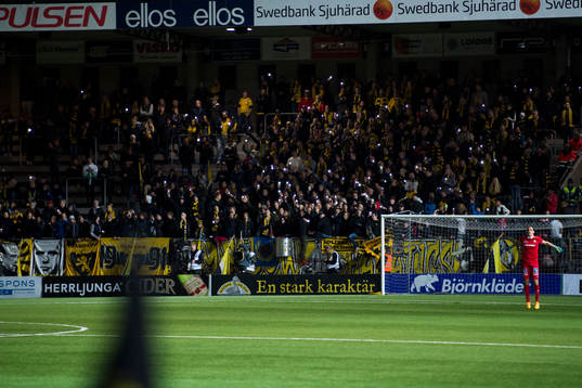 Supportrar tänder mobiltelefonljus