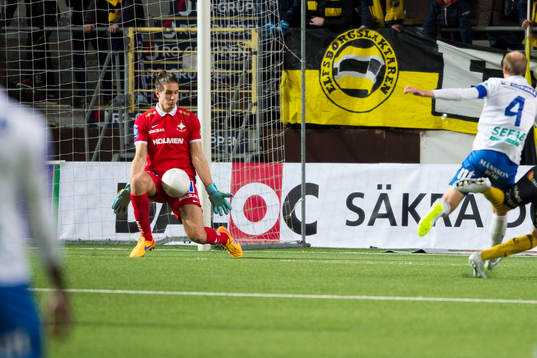 Norrköpings målvakt David Mitov Nilsson räddar