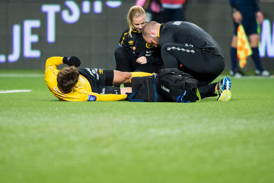 Elfsborgs Arber Zeneli blir liggande och får vård