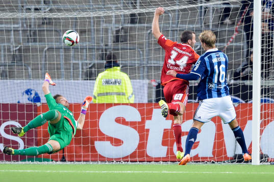 IFK Göteborgs målvakt John Alvbåge och Hjalmar Jonsson