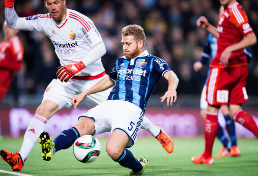 Djurgårdens Stefan Karlsson rensar undan bollen