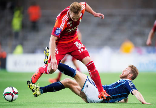 IFK Göteborgs Gustav Engvall stoppas av Djurgårdens
