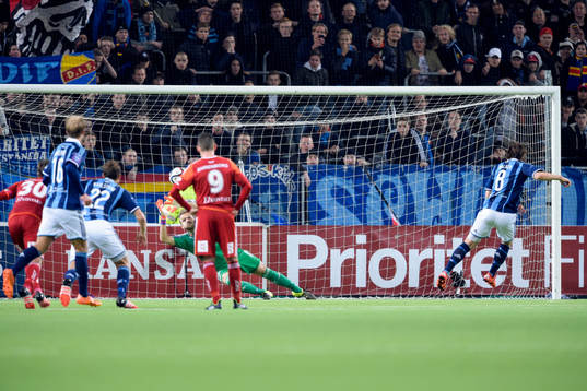 Djurgårdens Kevin Walker kvitterar till 2-2 på straff
