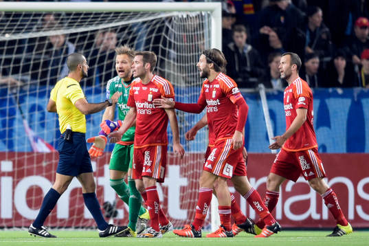 IFK Göteborgs målvakt John Alvbåge, IFK Göteborgs Emil