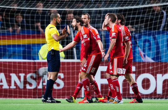 Spelare i IFK Göteborg protesterar mot domare Mohammed