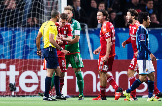 Spelare i IFK Göteborg protesterar mot domare Mohammed