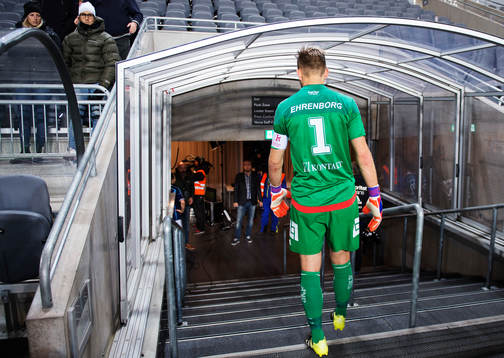 IFK Göteborgs målvakt John Alvbåge deppar när han