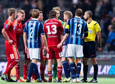 Spelare i IFK Göteborg pratar med domarna