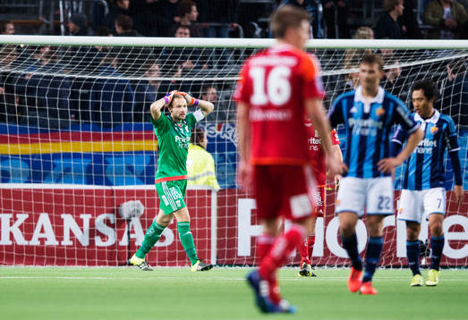 IFK Göteborgs målvakt John Alvbåge deppar