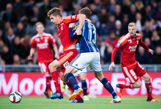 IFK Göteborgs Mikael Boman blir dragen av Djurgårdens