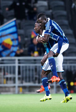 Djurgårdens Sam Johnson och Omar Colley jublar