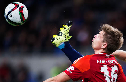 Foten från Djurgårdens Stefan Karlsson stöter till