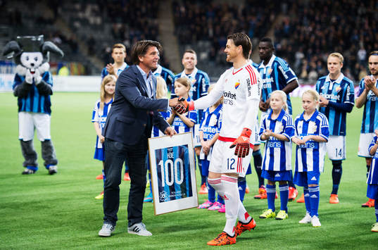 Djurgårdens sportchef Bo Andersson överräcker ett plakat