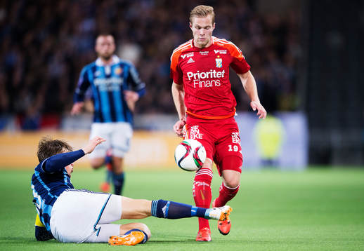 Djurgårdens Emil Bergström stoppar IFK Göteborgs Gustav