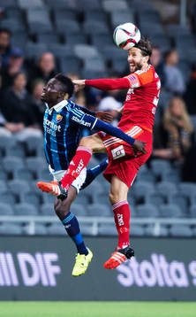 Djurgårdens Sam Johnson i en luftduell med IFK Göteborgs