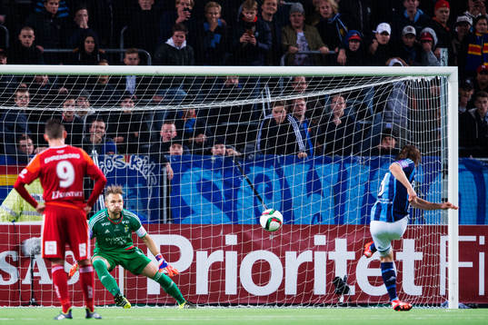 Djurgårdens Kevin Walker kvitterar till 2-2 på straff