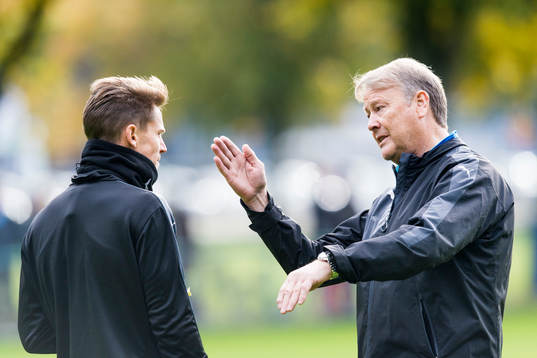 Malmös Markus Rosenberg och tränare Åge Hareide i samtal