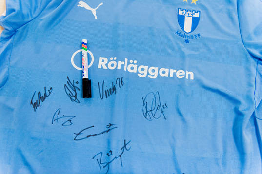En matchtröja med spelarnas autografer