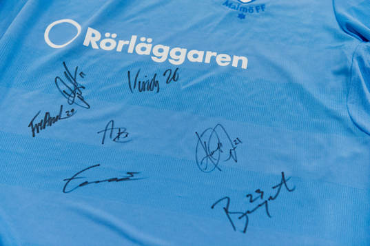 En matchtröja med spelarnas autografer