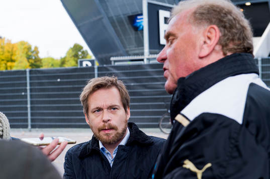 Malmö FFs kommunikationschef Peter Åhlander tittar på