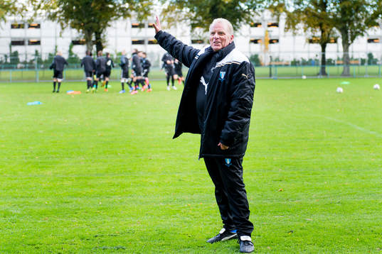 Bob Houghton instruerar tränarna för Malmö FFs akademi