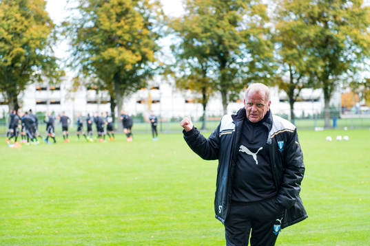 Bob Houghton instruerar tränarna för Malmö FFs akademi