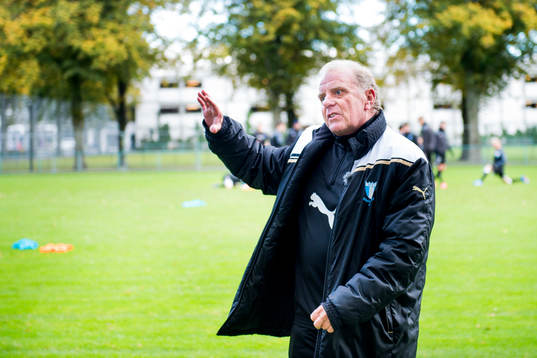 Bob Houghton instruerar tränarna för Malmö FFs akademi