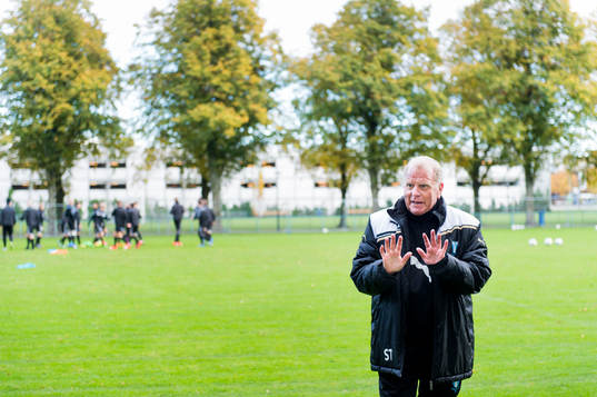 Bob Houghton instruerar tränarna för Malmö FFs akademi