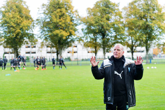 Bob Houghton instruerar tränarna för Malmö FFs akademi