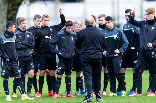 Malmö FFs fd manager Bob Houghton instruerar spelarna
