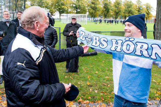 Malmö FFs fd manager Bob Houghton får en halsduk från en